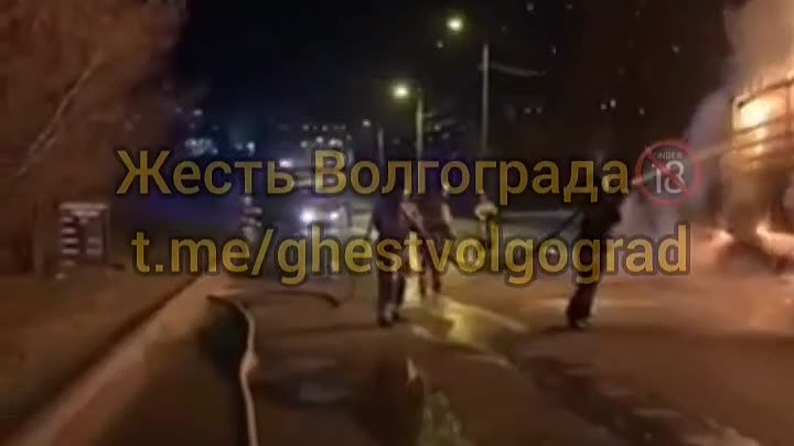 В Волгограде на улице Шурухина c грохотом загорелся грузовик