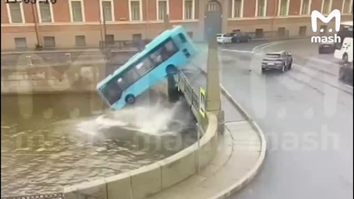 Падение автобуса с пассажирами с моста в Мойку