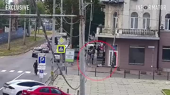 В Днепропетровске, на улице мужчина избивал встречных женщин