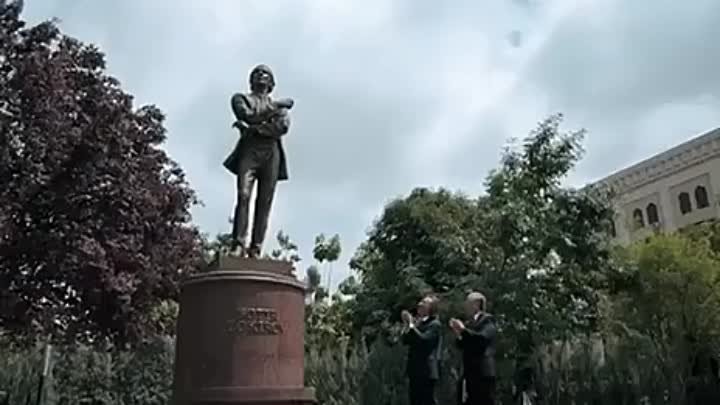 В Ташкенте открыли памятник народному артисту Узбекистана Батыру Зак ...