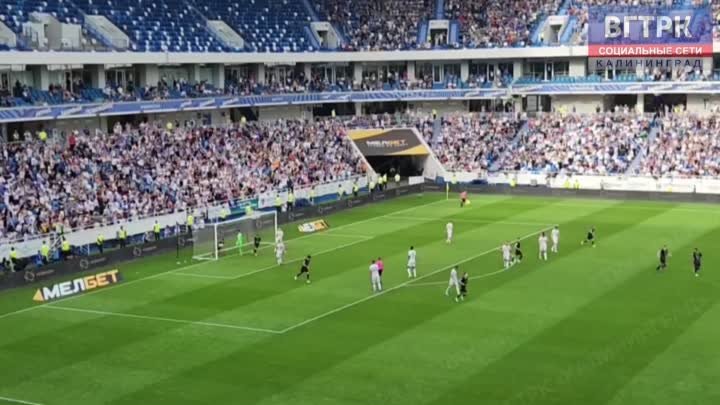 «Балтика» забивает с пенальти и отыгрывает один мяч у «Локомотива»