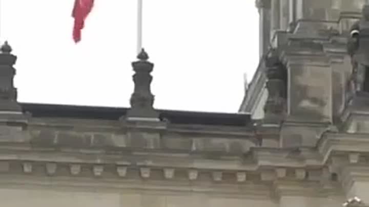 В Берлине Неизвестные Герои водрузили на крышу Рейхстага знамя Победы