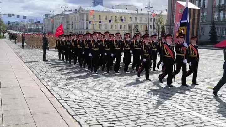 Кадетский корпус идёт по брусчатке , Екатеринбург