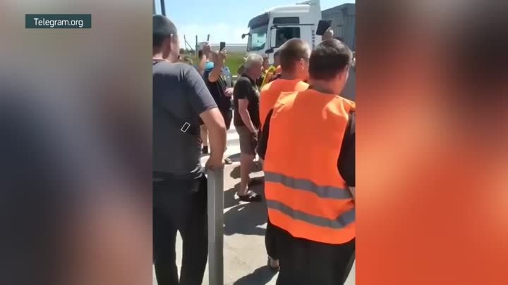 Украинские дальнобойщики перекрыли трассу Киев-Одесса