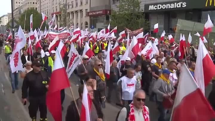 📹Фермеры вышли на улицы Варшавы, чтобы выразить свое неодобрение по ...