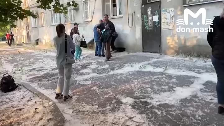 Наримановцы штурмуют ограждения возле разрушенного дома