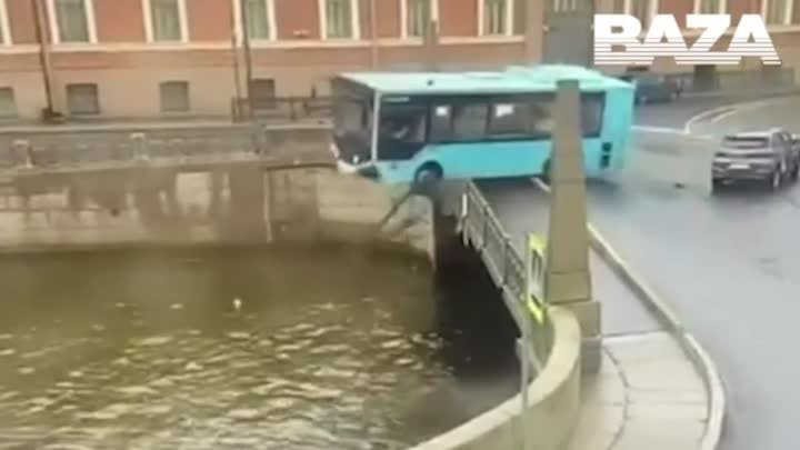 Автобус упал в реку