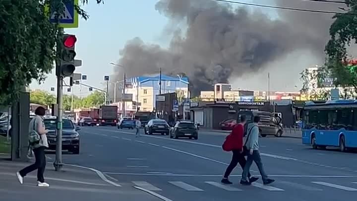 🔥Сильный пожар рядом с метро Кожуховская

Дым виден из многих район ...