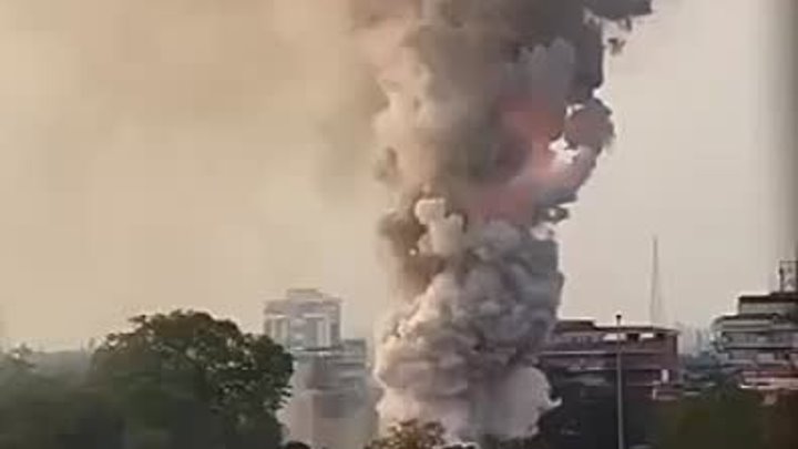 В Индии случился пожар на складе пиротехники. Получилось крайне эффе ...
