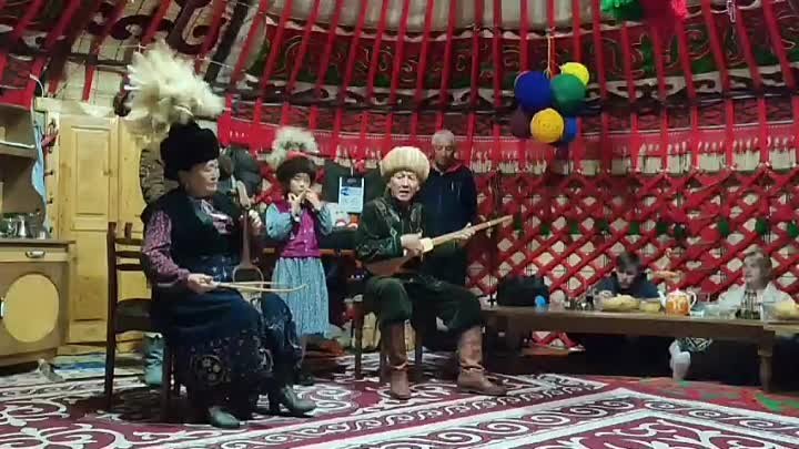Киргизский фольклор: семейный ансамбль из села Каджи-Сай