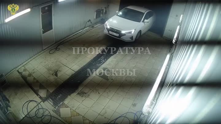 Двое сотрудников автомойки угнали машину