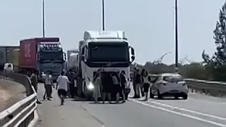 ⚡️Израильские протестующие блокируют грузовики с гуманитарной помощью
