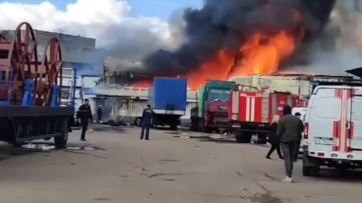 В подмосковном Наро-Фоминске загорелся склад с поликарбонатом