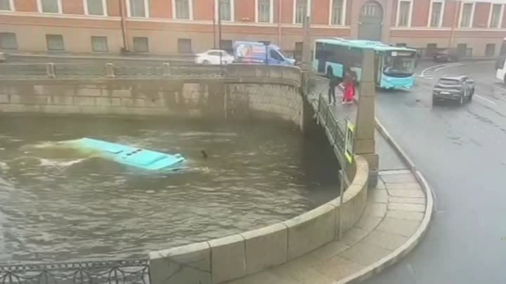 Автобус с людьми упал в реку. Санкт-Петербург