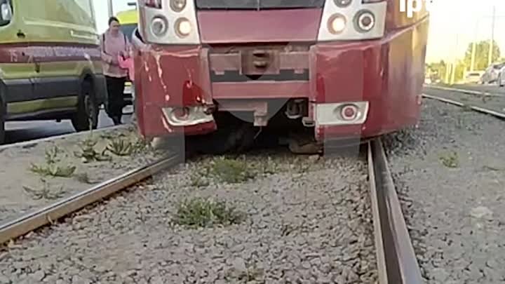 Трамвай сбил ремонтников путей на Ямашева