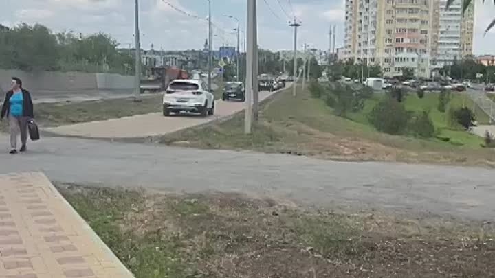 РнД. Р-н Суворовский, местные водители ездят по тротуару