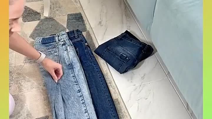 Складываем джинсы для хранения в широких ящиках