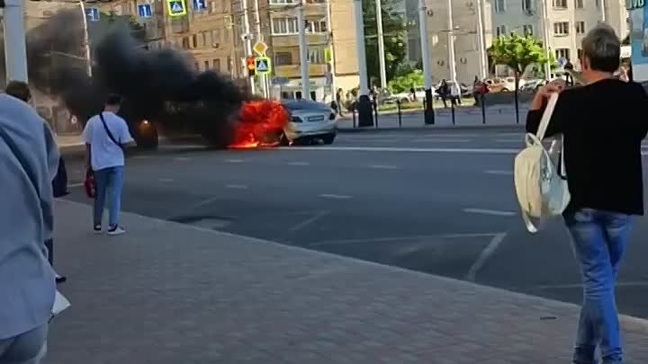 На перекрестке Советская/Чичканова горит иномарка.