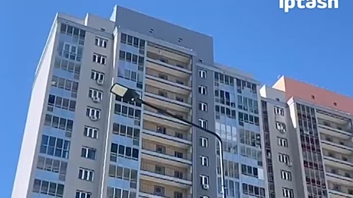 Школьница стоит на балконе 19-го этажа дома по улице Тулпар в Казани ...