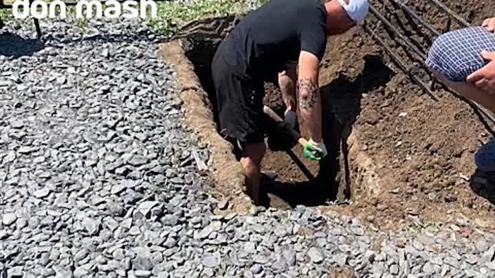 Отец умершего ребёнка раскопал могилу сына, чтобы отдать тело на пов ...