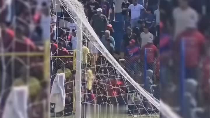 Будни Парагвая: спецназ стреляет в футболистов во время игры...