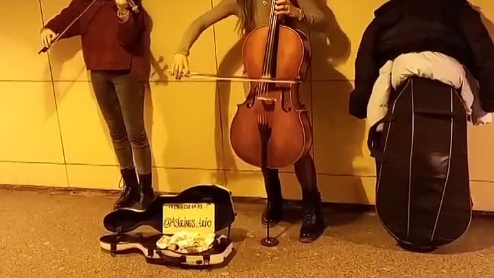 Девушки из музыкального коллектива 4STRINGS_TRIO несут куль?