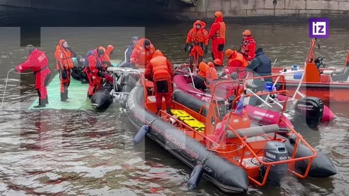 Пассажирский автобус упал в реку в Санкт-Петербурге