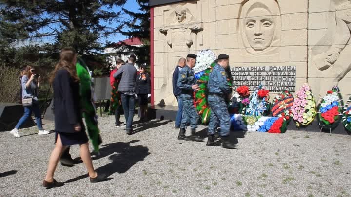 Возложение цветов к мемориалу 9 Мая в Хабарах