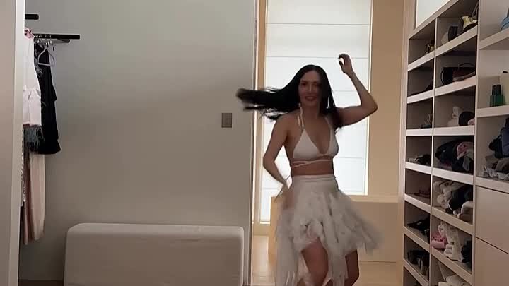 Оля Серябкина танцует