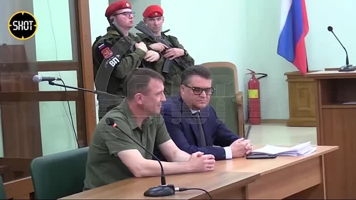 Иван Попов в хорошем настроении в суде.