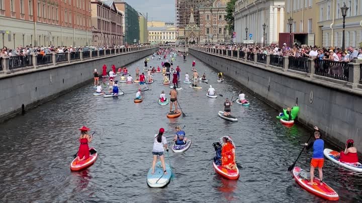 Заплыв сапсерферов в Петербурге по каналу Грибоедова