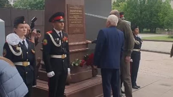 У Дома Правительства открыли памятник Александру Захарченко