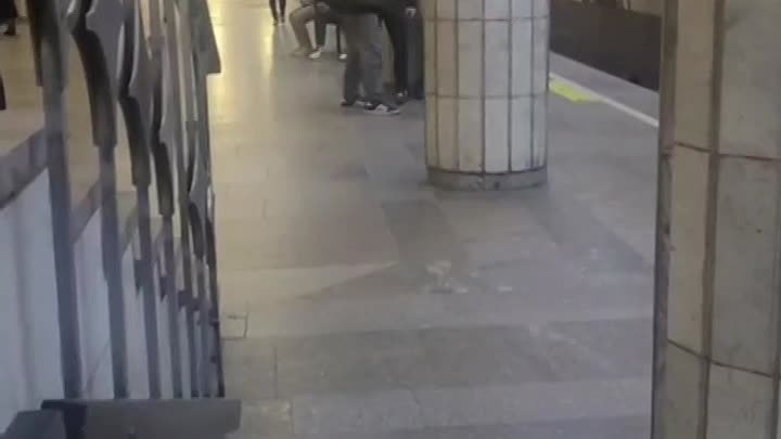 Подростки взрывают бомбочки в метро