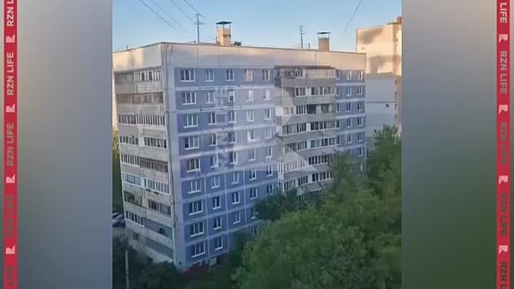 😡 В Рязани на улице Стройкова подростки были замечены на крыше дома ...