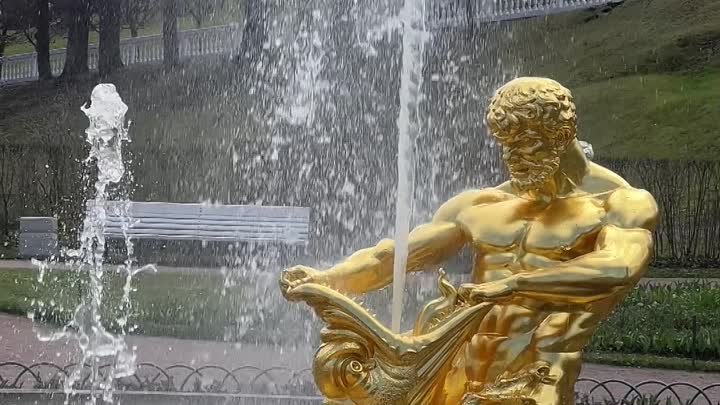 Один из самых известных фонтанов Петергофа – Тритон, сражающийся с м ...