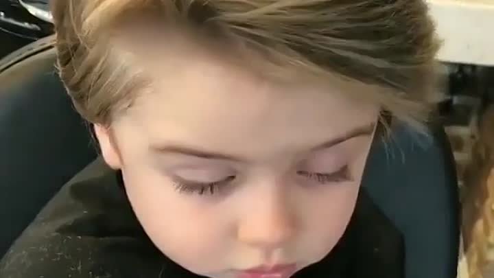 спящий малыш у парикмахера