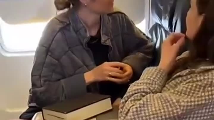 Дело было в самолёте...))