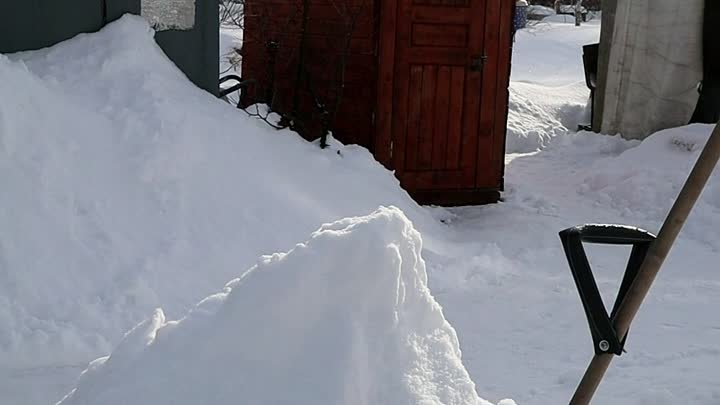 Как спрятать снег за Как спрятать снег за деревенский туалет ?туалет ...