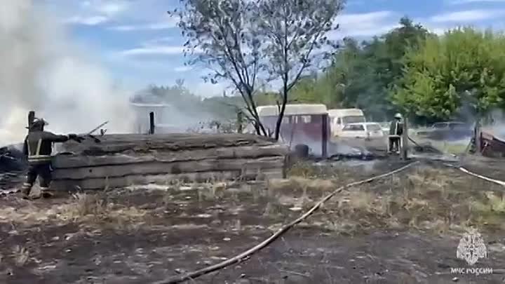 🔥Спасатели МЧС тушили пожар в Станице Луганской, огнем уничтожено т ...
