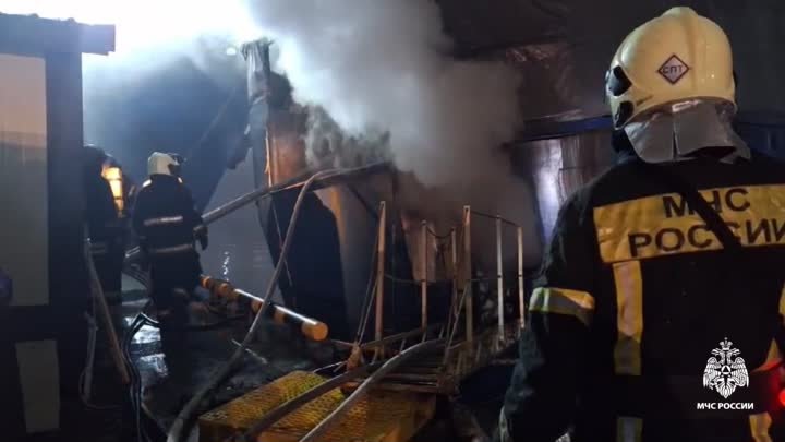 В бухте Диомид во Владивостоке ночью полыхал краболов