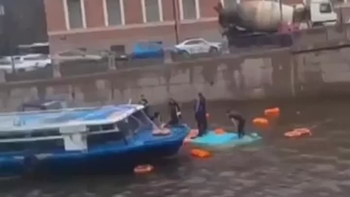 В Петербурге автобус с пассажирами упал в реку Мойку после ДТП с кар ...