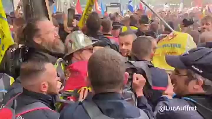 В Париже пожарные дерутся с полицейскими