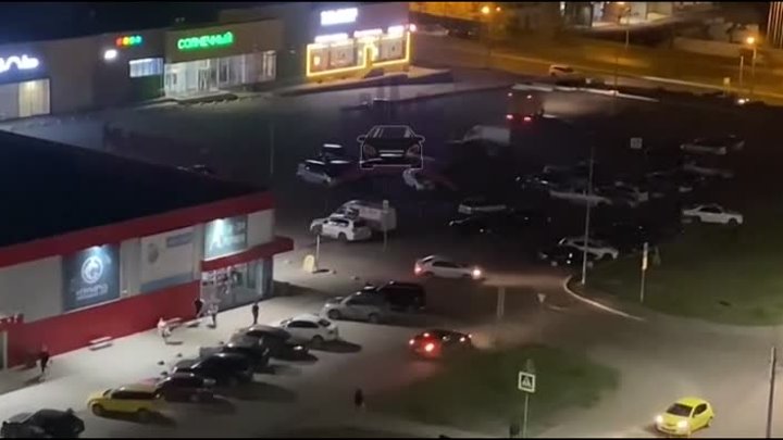 В Красноярске пьяный подросток таранит машины у торгового центра