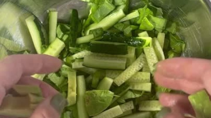 Зеленый салат с щавелем и оливками