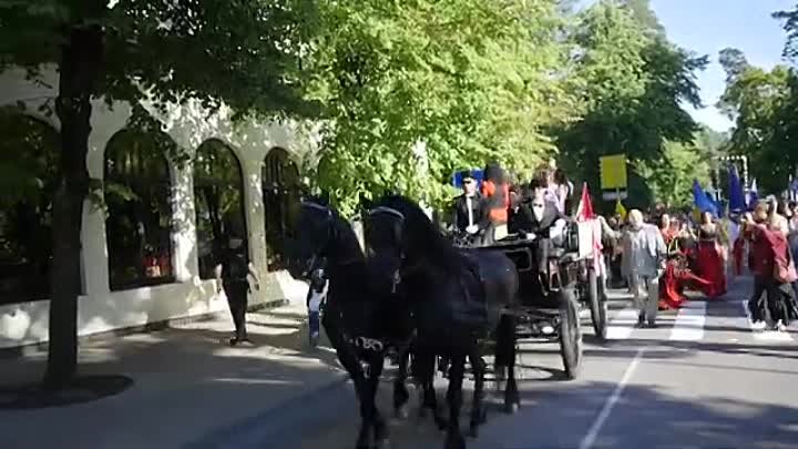 Шествие по улице Йомас участников международного фестиваля цыганской ...