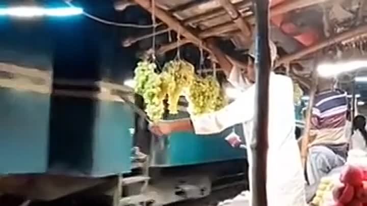 Продавец фруктов из Бангладеш пытается уберечь свой виноград от кражи