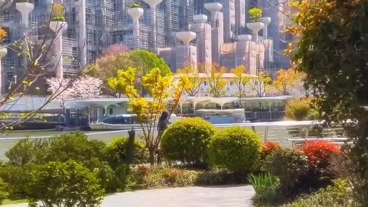 В Шанхае открылся торговый центр с 1 тыс. деревьев и 250 тыс. растен ...
