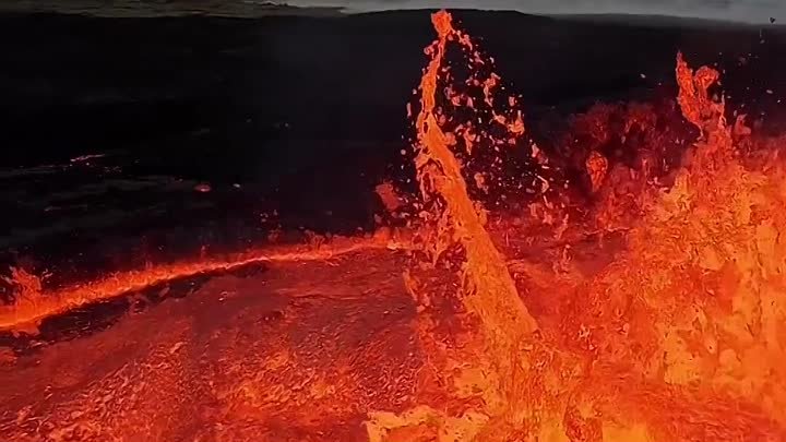 Уникальная съемка извержения вулкана на полуострове Рейкьянес в Исландии