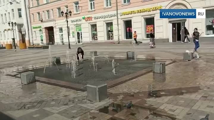 В Иванове дети купаются в фонтанах