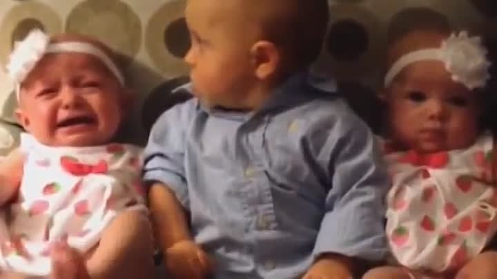 Забавный малыш впервые увидел близнецов и сам в шоке!!! СМОТРЕТЬ ВСЕ ...